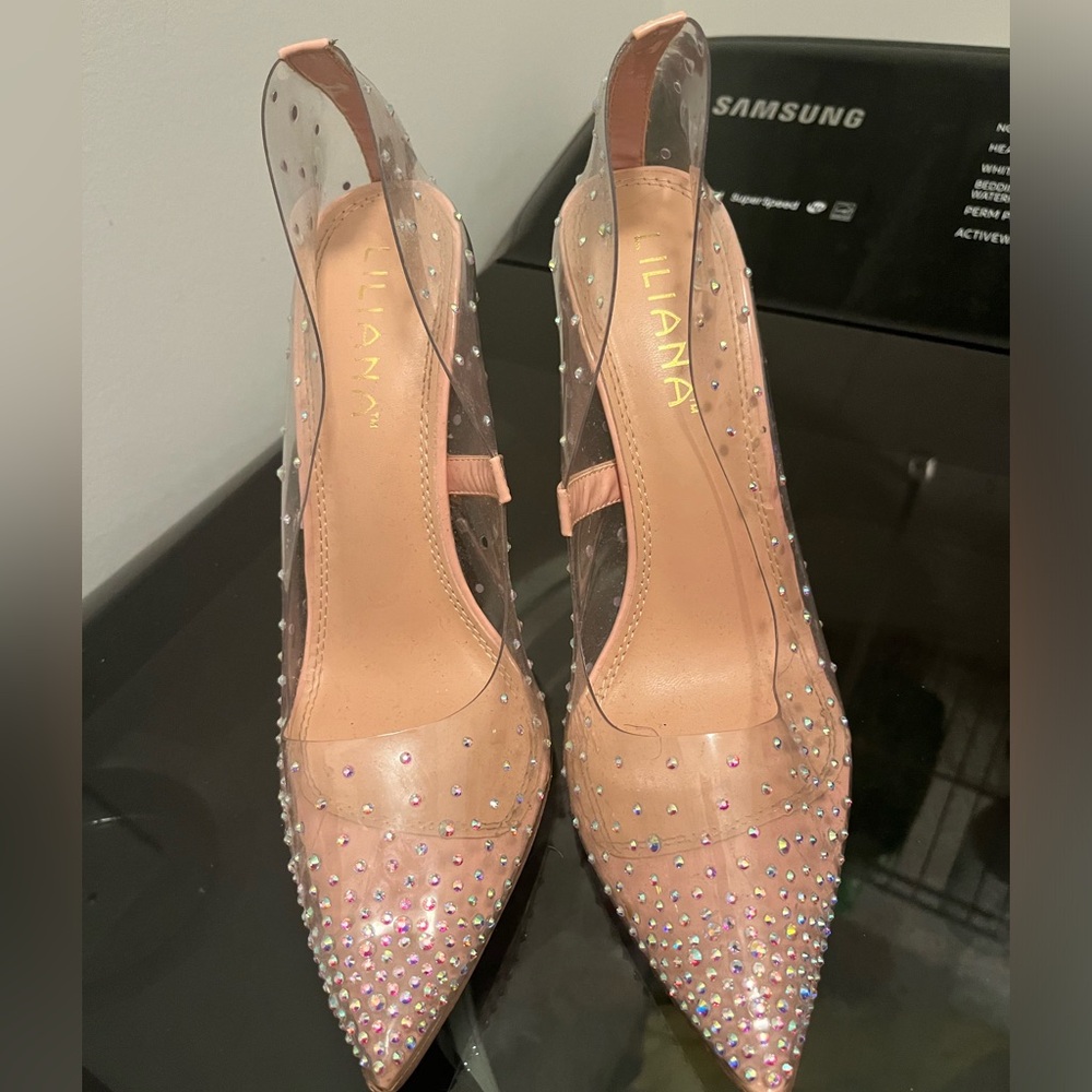 I am selling an iridescent heel, size 10, Brand Iliana
